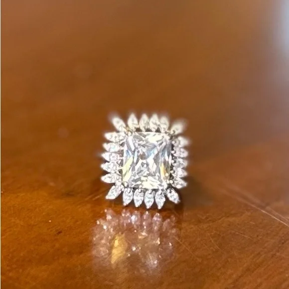 NWOT Cocktail / Fashion Clear Crystals Ring, Sz 7 - Picture 5 of 7